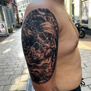 Tattoo op boven arm